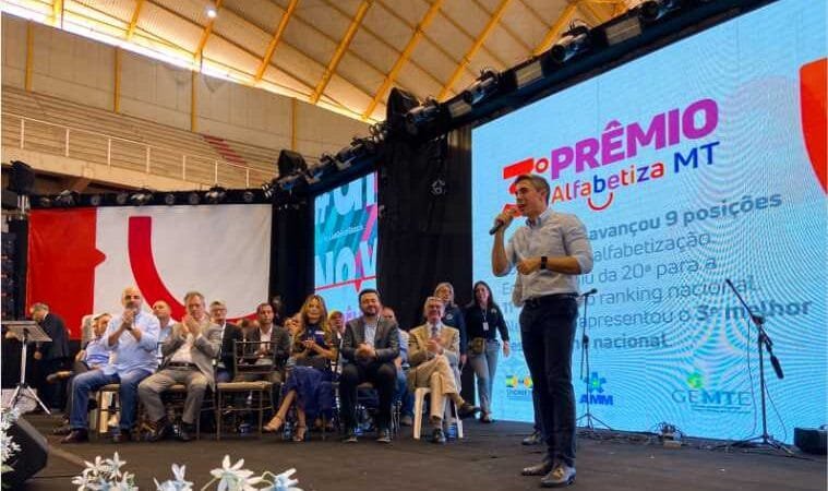 Governo de MT premia escolas com melhores índices de alfabetização e incentiva melhoria na educação