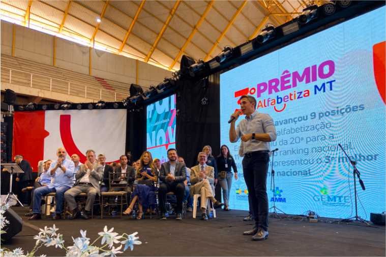 Governo de MT premia escolas com melhores índices de alfabetização e incentiva melhoria na educação