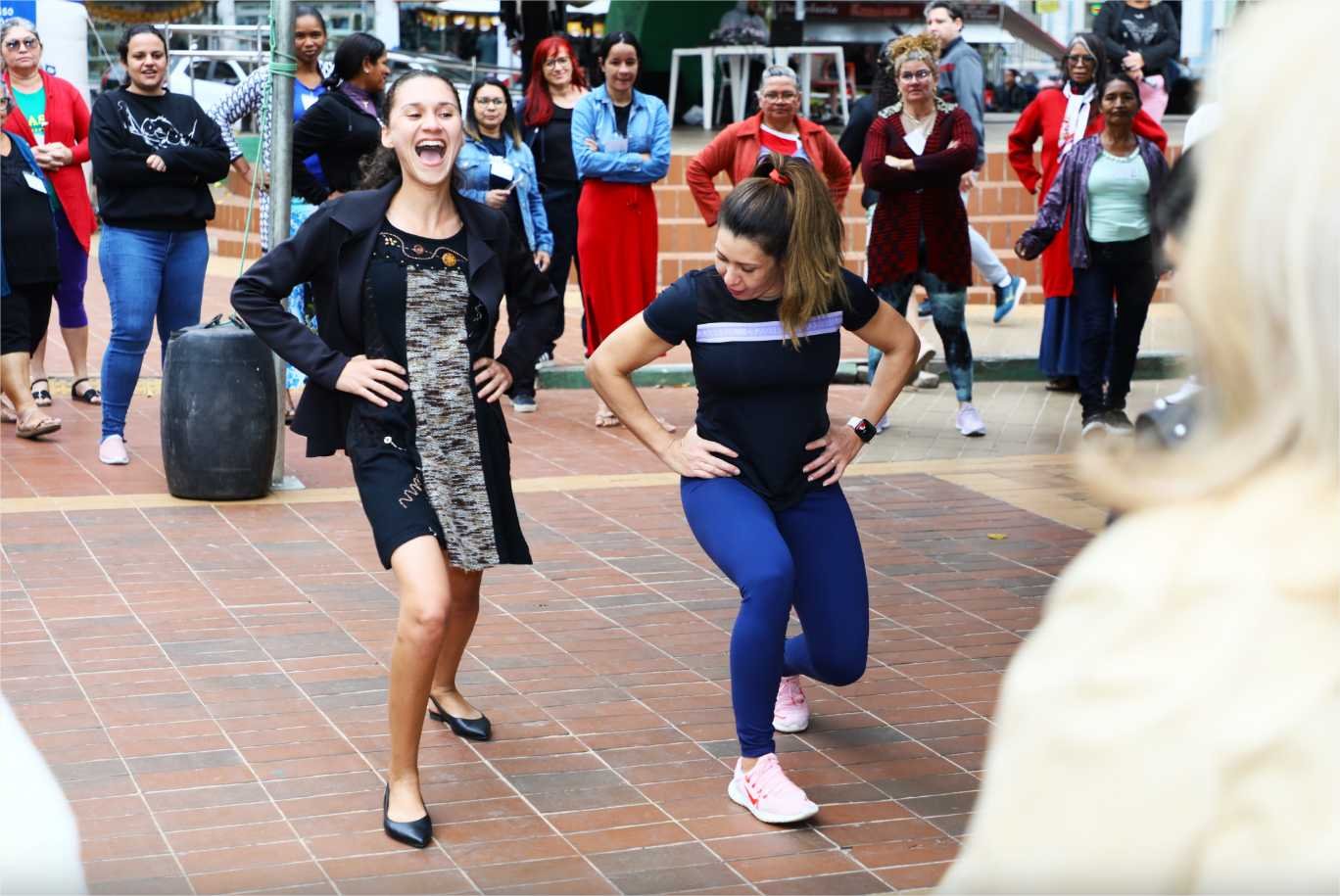 Alunas do curso de Cuidador de Idosos praticam aula de educação física