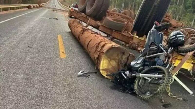 Motociclista morre após bater em caminhão com madeira