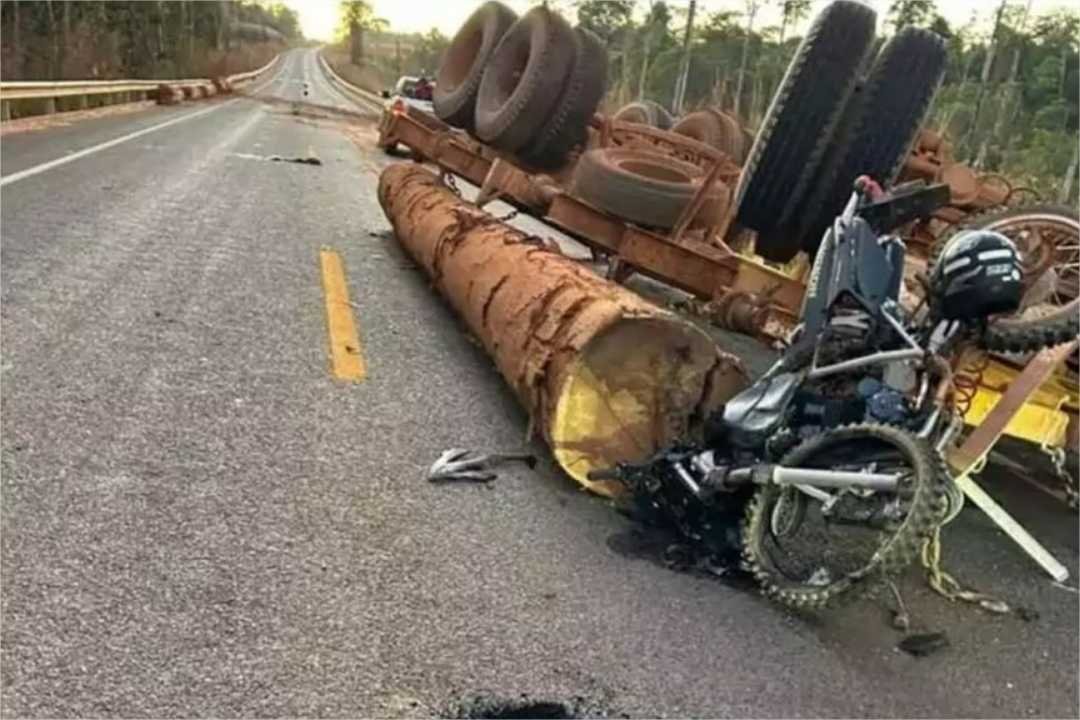 Motociclista morre após bater em caminhão com madeira