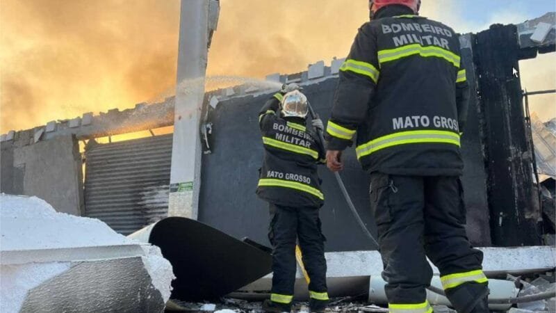 Corpo de Bombeiros controla incêndio em Shopping Popular; equipes foram acionadas 26 minutos após início