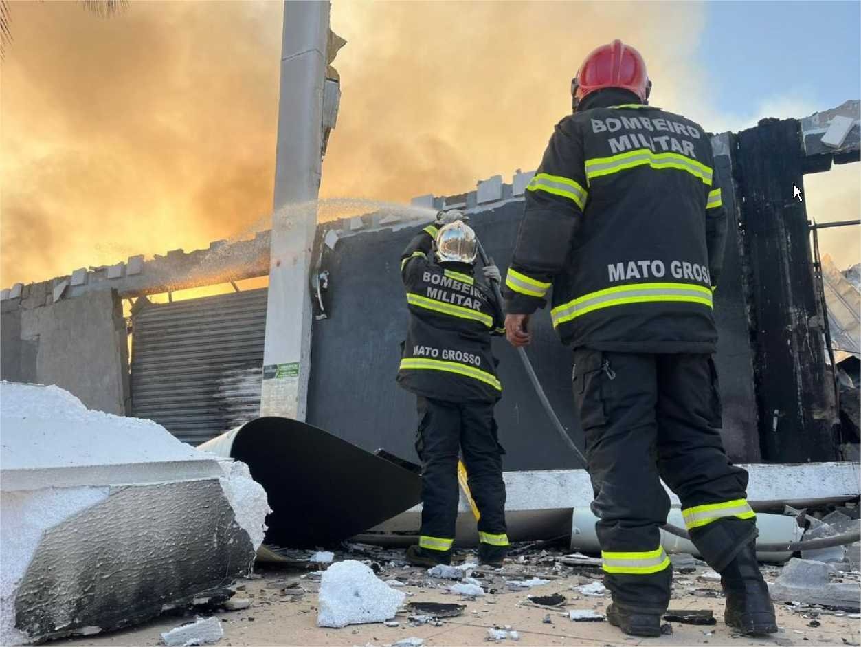 Corpo de Bombeiros controla incêndio em Shopping Popular; equipes foram acionadas 26 minutos após início
