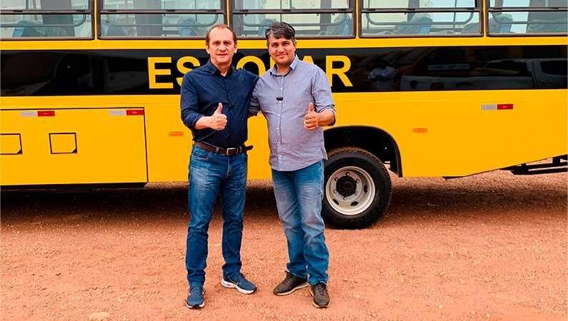 Wilson participa da entrega de ônibus escolar para Dom Aquino