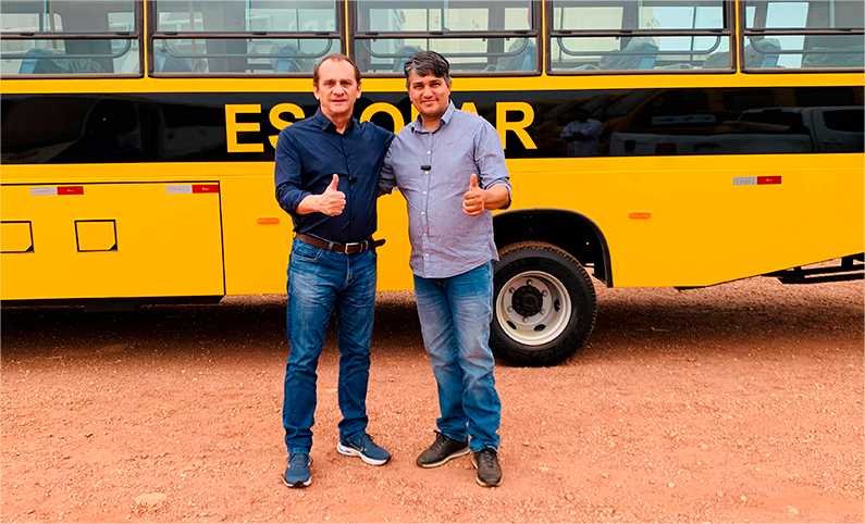 Wilson participa da entrega de ônibus escolar para Dom Aquino