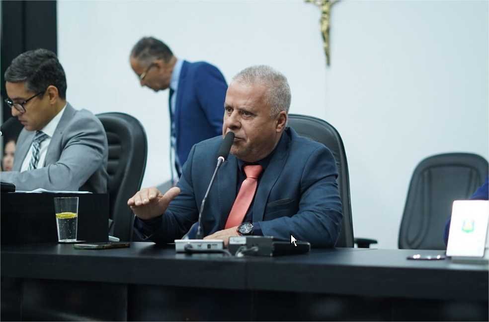 Chico rechaça vereador que propôs leitura obrigatória da Bíblia em escolas: “religião se discute em casa”