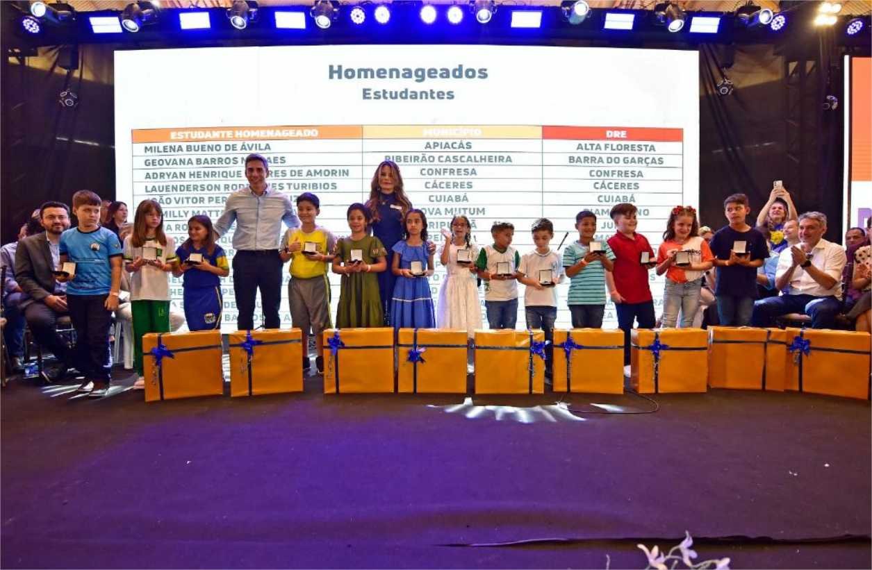 Primeira-dama de MT parabeniza alunos, professores e instituições premiadas pelo programa Alfabetiza MT
