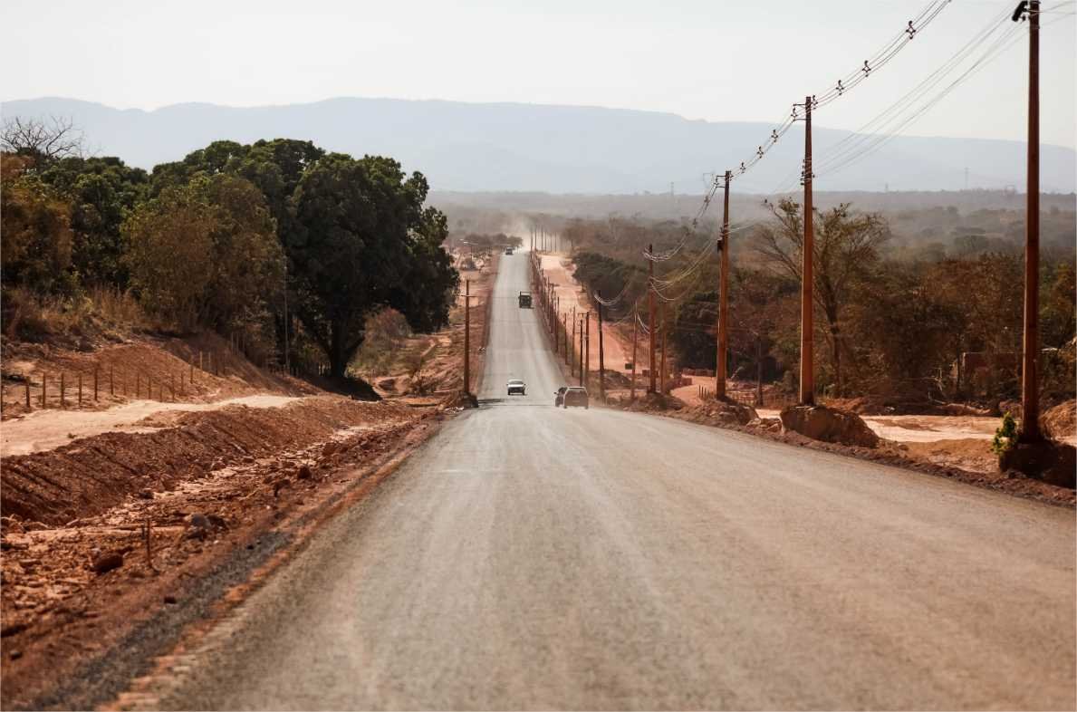 Obras avançam e estrada da Ponte de Ferro recebe asfalto
