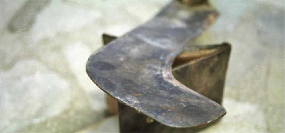 Homem vai defender esposa e acaba atacado com golpes de foice