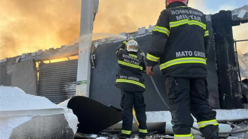 Governo se solidariza com trabalhadores do Shopping Popular; bombeiros ainda trabalham no local do incêndio