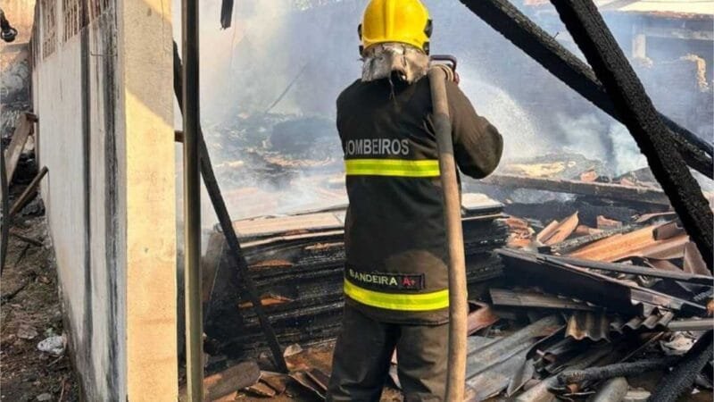 Casa comercial é destruída por incêndio no Parque Cuiabá