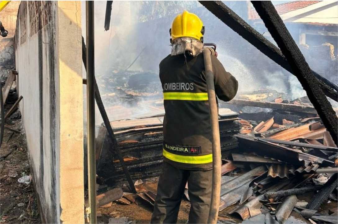 Casa comercial é destruída por incêndio no Parque Cuiabá