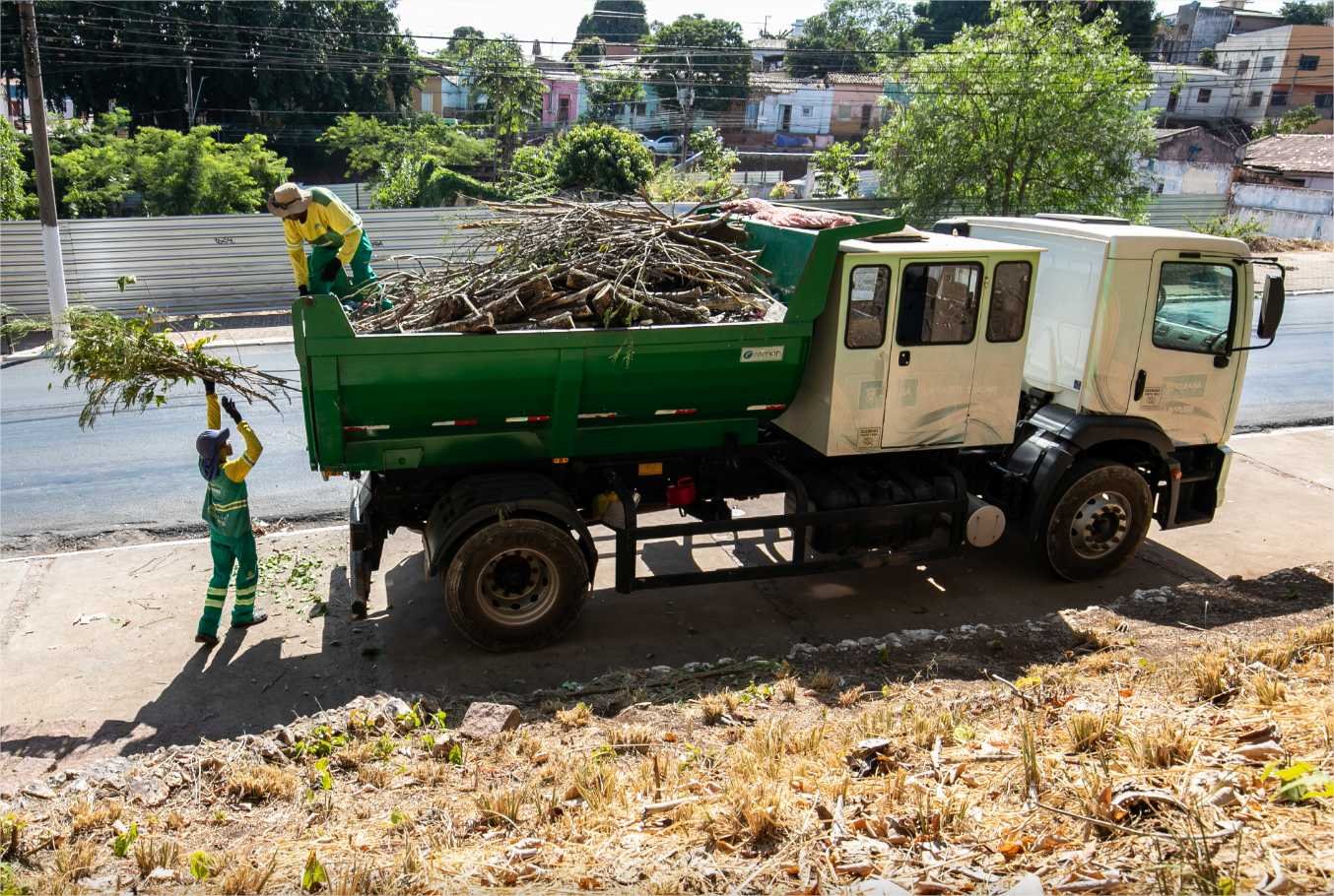 Limpurb retira sete toneladas de detritos do Morro da Luz em dois dias de mutirão