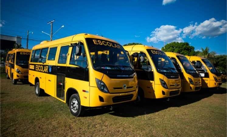 Governo de MT entrega 8 ônibus escolares e mais de 300 equipamentos tecnológicos para escolas