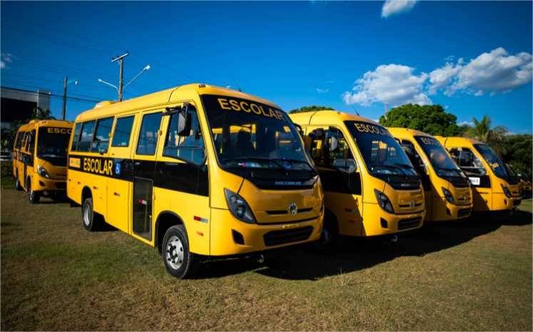 Governo de MT entrega 8 ônibus escolares e mais de 300 equipamentos tecnológicos para escolas