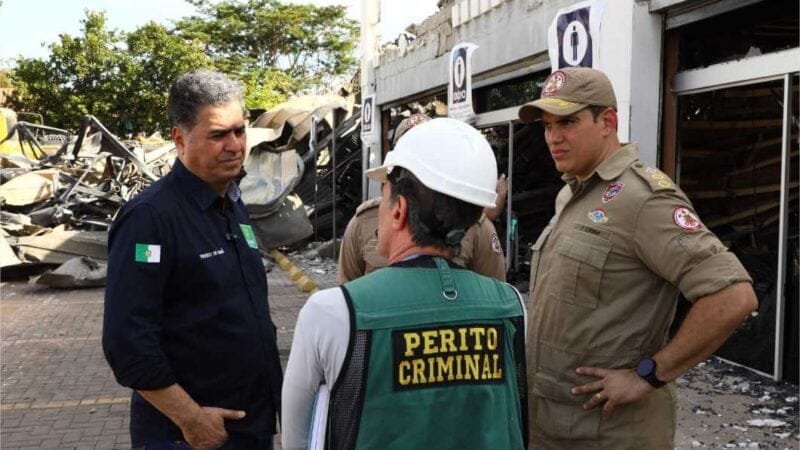 Prefeito acompanha trabalho das equipes no Shopping Popular e reforça compromisso pela reconstrução da vida de 600 comerciantes