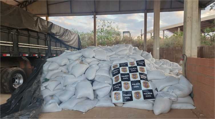 Polícia Civil recupera caminhão e reboque com 40 toneladas de gergelim avaliadas em R$ 350 mil