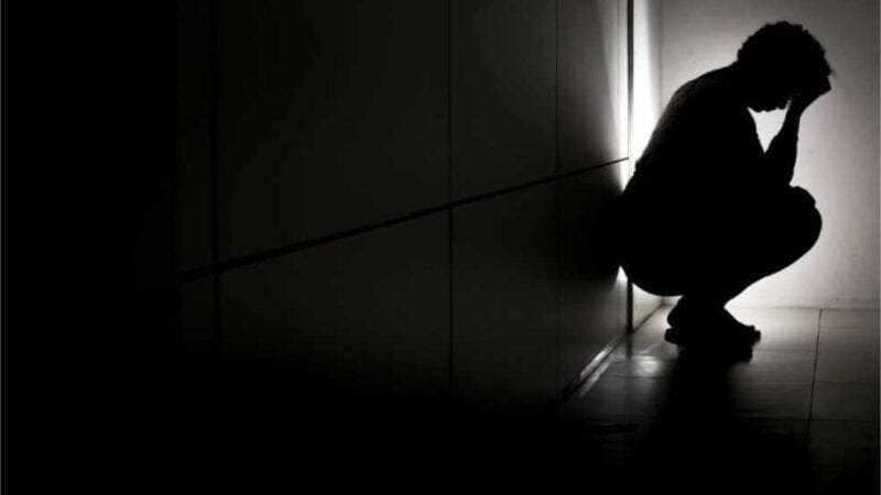 Homem invade casa de “ex” e tenta esfaqueá-la no meio da noite