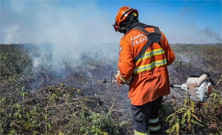 Corpo de Bombeiros continua combate ao incêndio em Porto Conceição nesta quinta-feira (18)