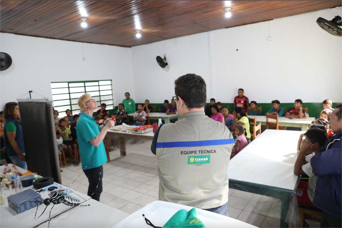 Indígenas venezuelanos que residem em abrigo recebem palestra e oficina sobre orientação e prevenção ao mosquito Aedes aegypti