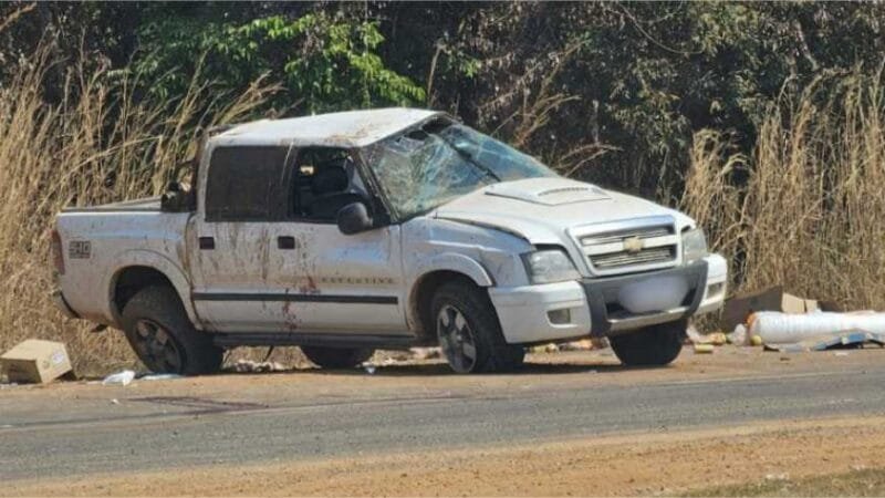 Carreta invade pista contrária, atinge caminhonete e motorista não resiste
