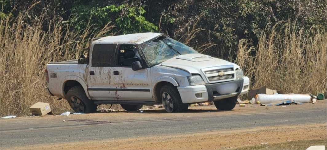 Carreta invade pista contrária, atinge caminhonete e motorista não resiste