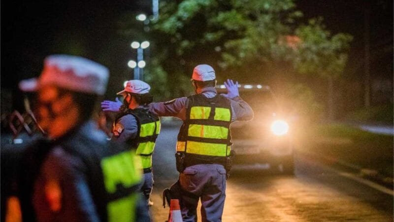 Operação Lei Seca resulta em sete motoristas embriagados presos e remoção de 50 veículos