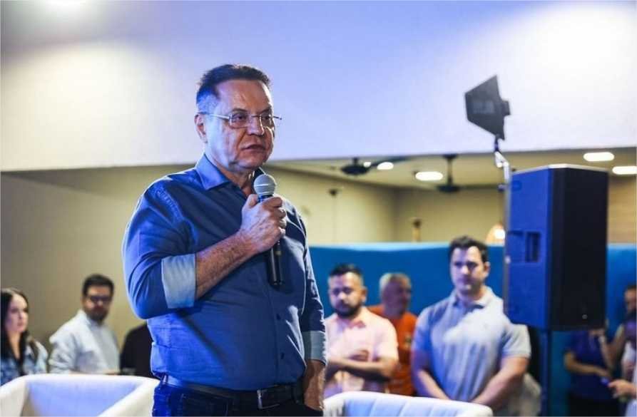 Em programa, Botelho mostra trabalho com pavimentação de bairros de Cuiabá e como asfaltar 100% da cidade