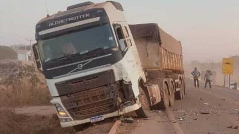 Motociclista morre após invadir pista e colidir em caminhão