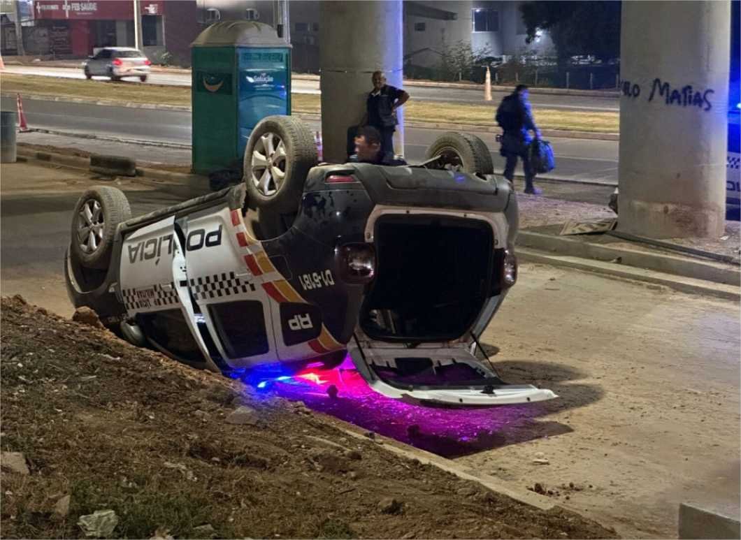 Policial desvia de moto, perde controle e capota viatura da PM na Feb