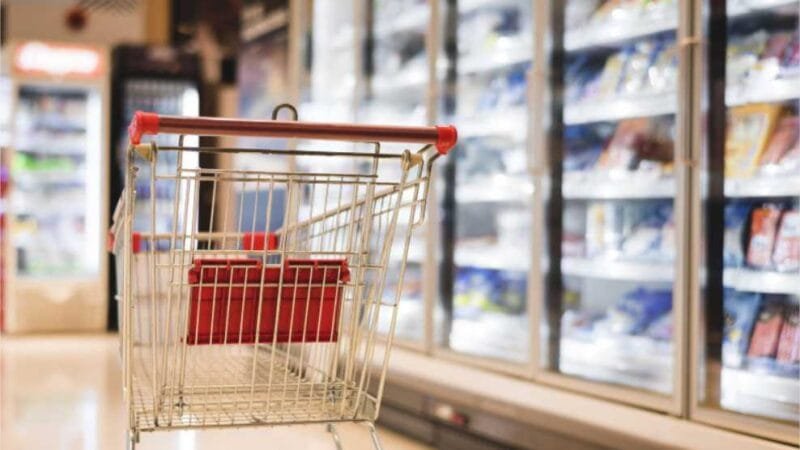 Homem furta queijos, pinga e carne de atacadista e acaba preso