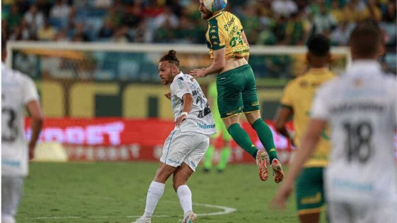 Com show de Braithwaite, Grêmio bate o Cuiabá e se afasta do Z4 do Brasileirão