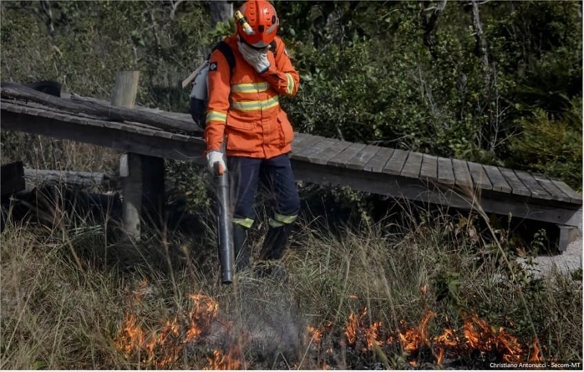 Bombeiros combatem incêndio na Estrada de Chapada; PM controla trânsito na região