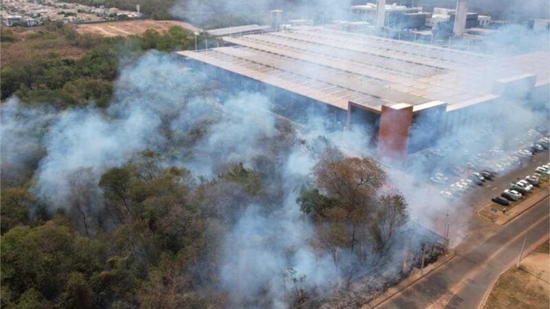Incêndio atinge vegetação próximo ao Fórum de Cuiabá