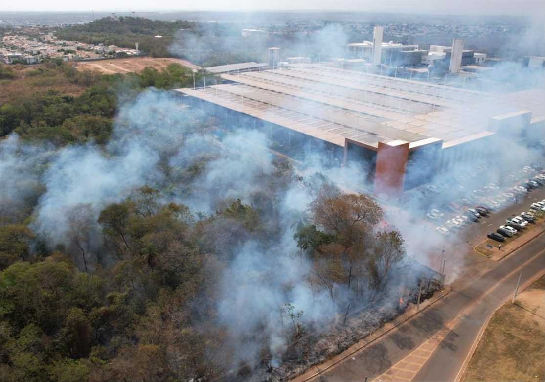 Incêndio atinge vegetação próximo ao Fórum de Cuiabá