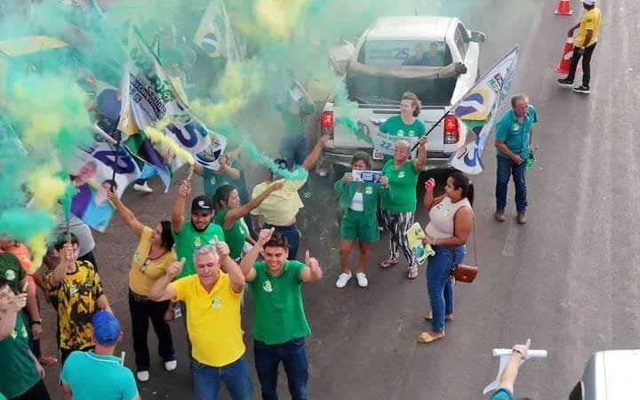 Adesivaço marca lançamento da campanha de Maurão e Cesinha em Água Boa