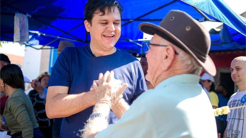 Thiago Silva inicia campanha percorrendo as ruas da Vila Operária