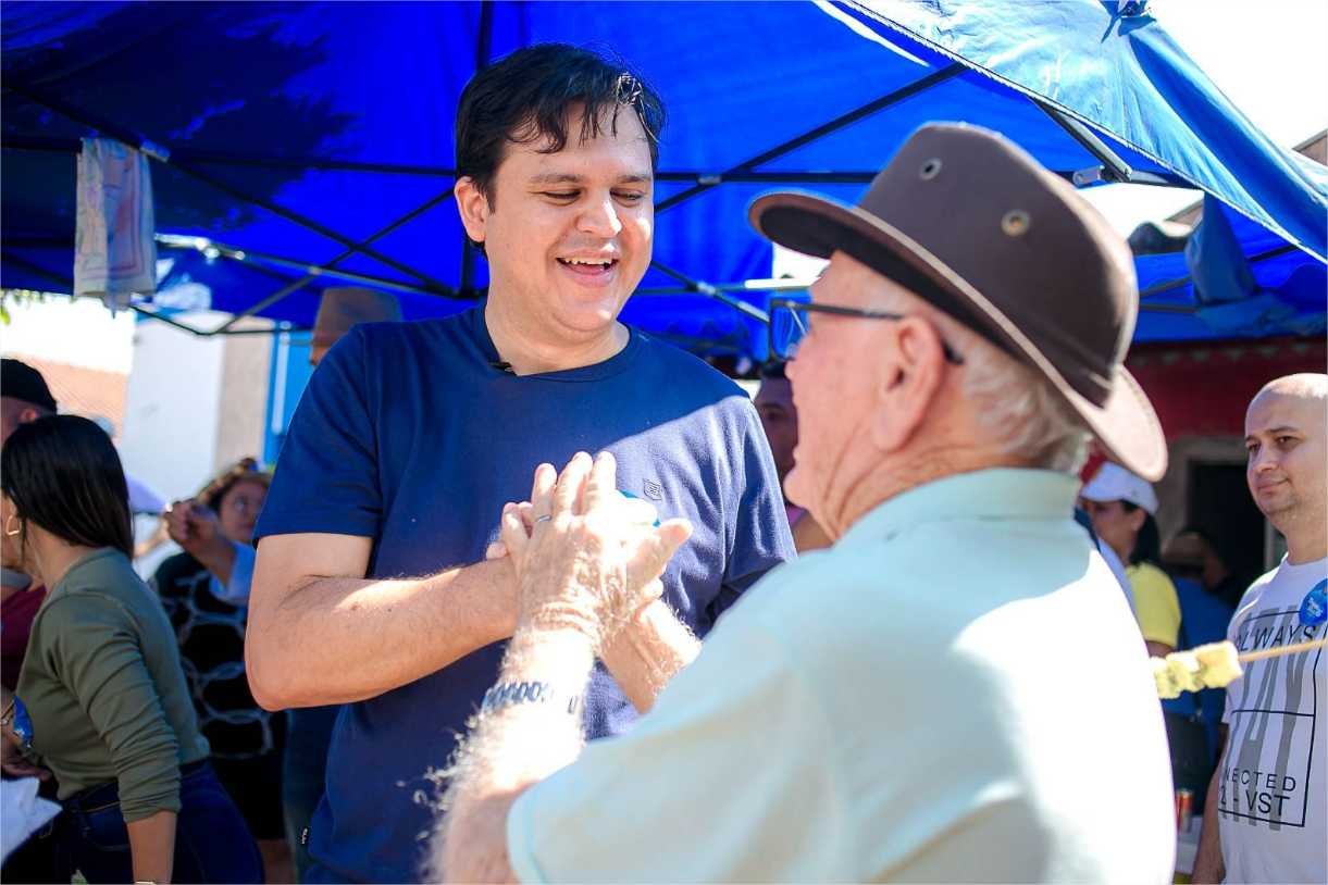 Thiago Silva inicia campanha percorrendo as ruas da Vila Operária