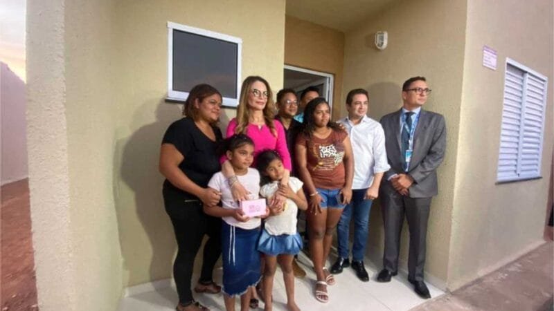 Primeira-dama de MT entrega 152 chaves de casas do Programa SER Família Habitação