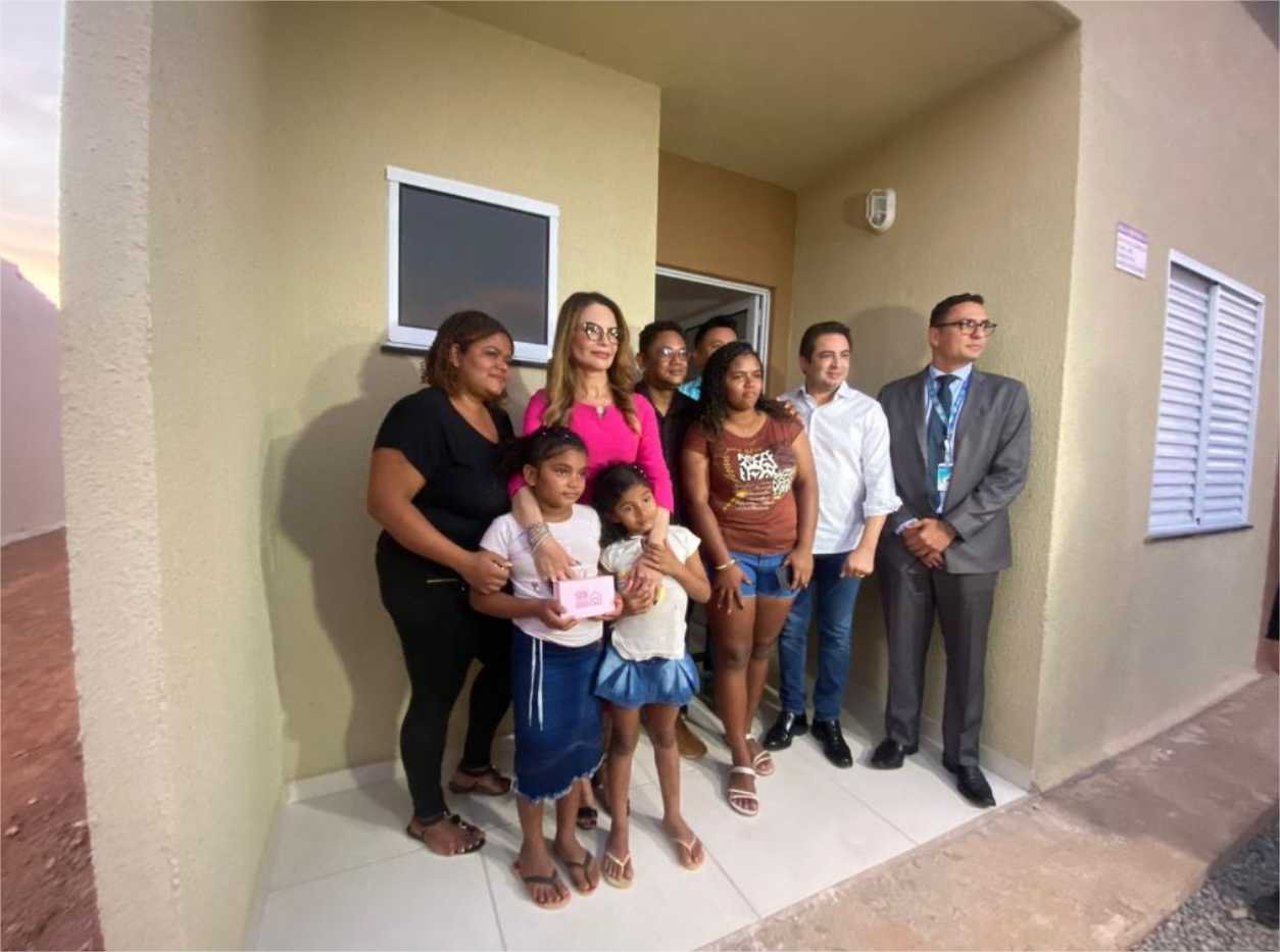Primeira-dama de MT entrega 152 chaves de casas do Programa SER Família Habitação