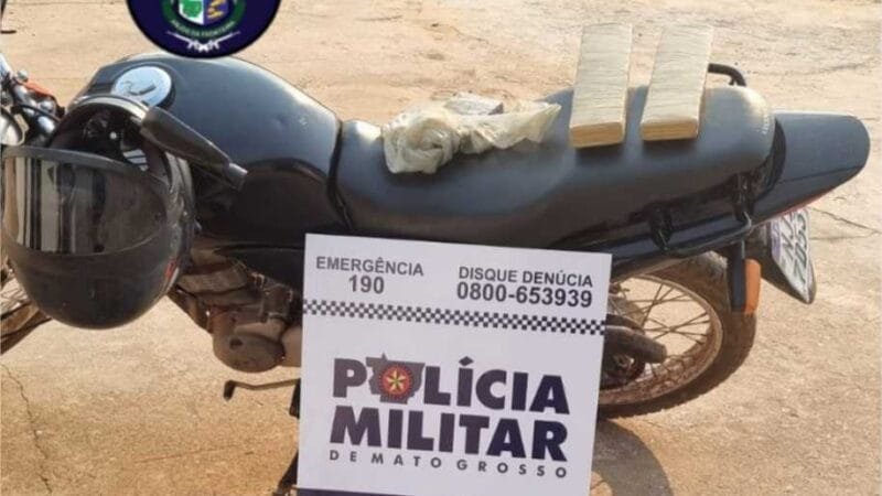 PM prende faccionado e flagra drogas escondidas em compartimento falso de moto