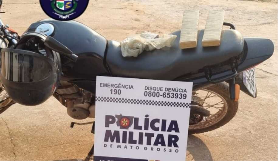 PM prende faccionado e flagra drogas escondidas em compartimento falso de moto