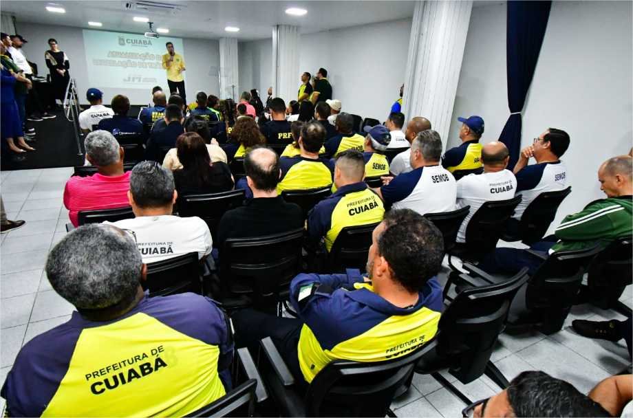 Emanuel Pinheiro inaugura auditório na capital e recebe homenagem de sindicato