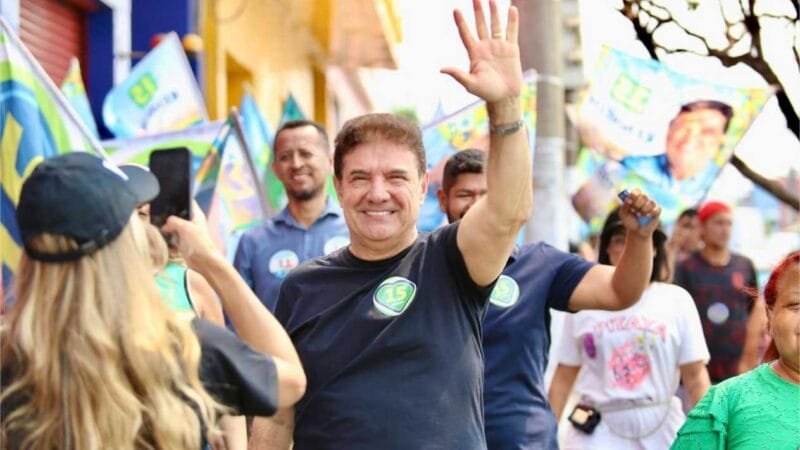 Kennedy destaca perfil gestor em caminhada pela Avenida XV de Novembro