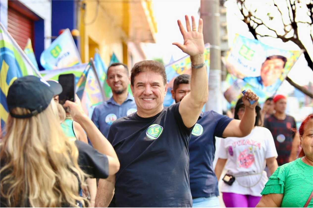 Kennedy destaca perfil gestor em caminhada pela Avenida XV de Novembro