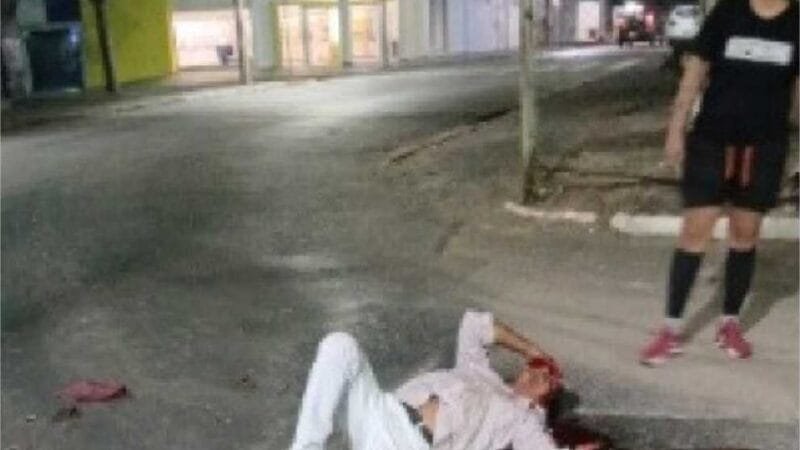 Vídeo mostra jovens agredindo homem com pauladas no terminal do CPA I