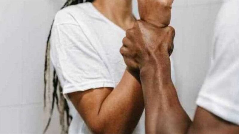 Mulher é ameaçada de morte pelo marido ao se recusar a dormir com outro homem em fazenda