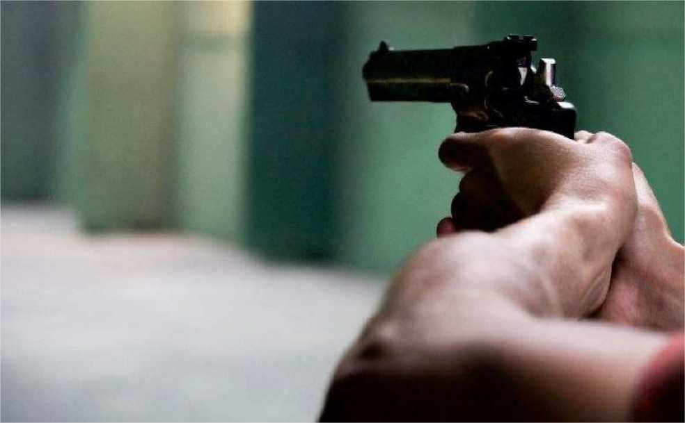 Homem é baleado enquanto bebida na frente de casa em MT