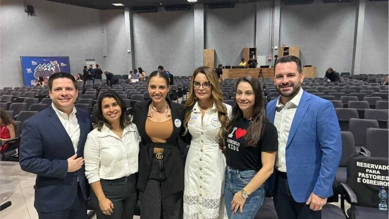 Virginia Mendes destaca fé e compromisso social da candidata à vereadora Adrya durante culto em Cuiabá