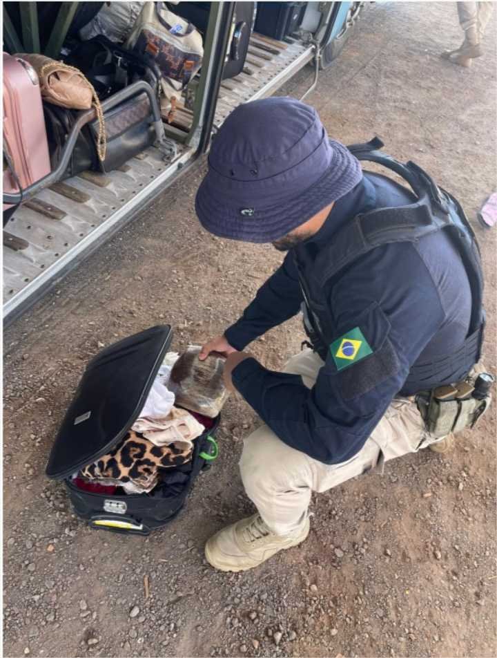 Mulher é presa com drogas em ônibus na BR-070, em Barra do Garças